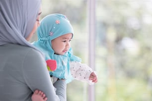 美しい小さな赤ちゃんを抱く幸せなイスラム教徒の母