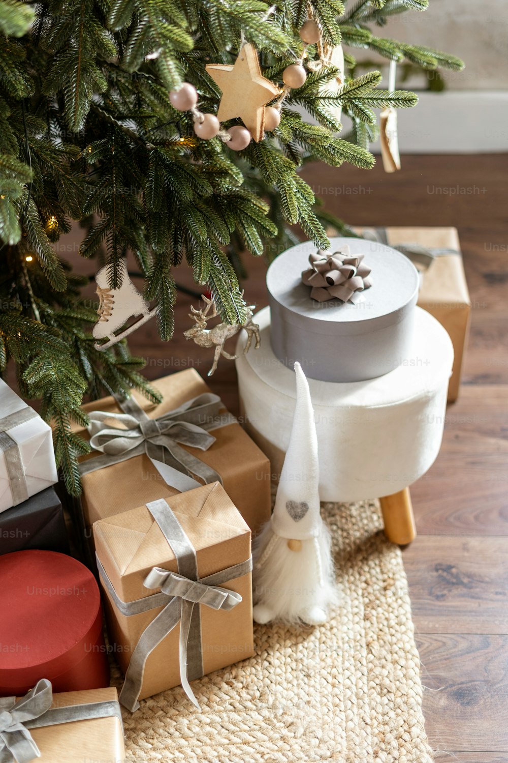 Vertikale Ansicht von Silvester-Geschenkboxen, Spielzeug und Geschenkpaketen unter dem geschmückten Weihnachtsbaum. Konzept der Winterfeste und desember Wohnkultur