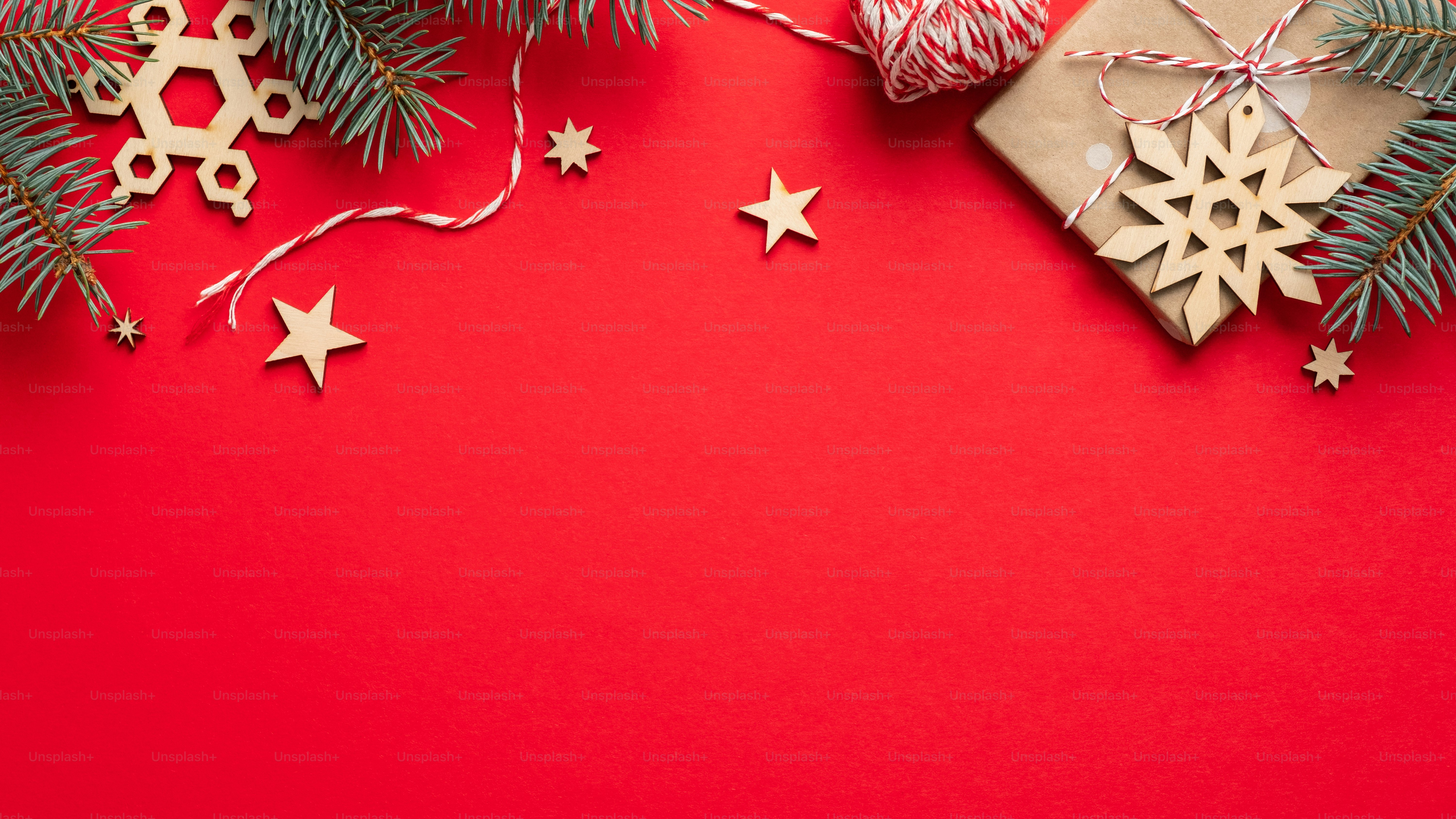 Borde de marco navideño hecho de caja de regalo, ramas de abeto, adornos de  madera, cuerda sobre fondo rojo. Maqueta de banner navideño, plantilla de  diseño de postal. foto – Imagen de, image size:3000x1688