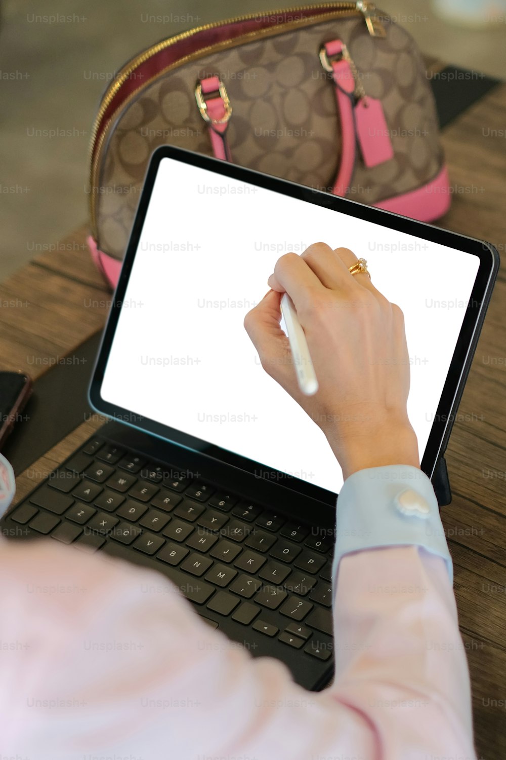 Ausschnittaufnahme einer Geschäftsfrau arbeitet an ihrem Computer-Tablet mit im Büro. Leerer Bildschirm für Ihre Werbetextnachricht