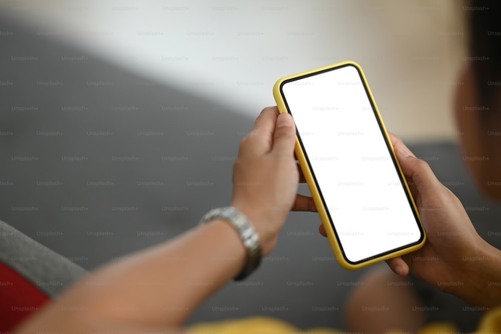 Vista de cerca de la mujer sosteniendo el teléfono móvil con una pantalla blanca en blanco que puede poner cualquier idea y concepto en este espacio.