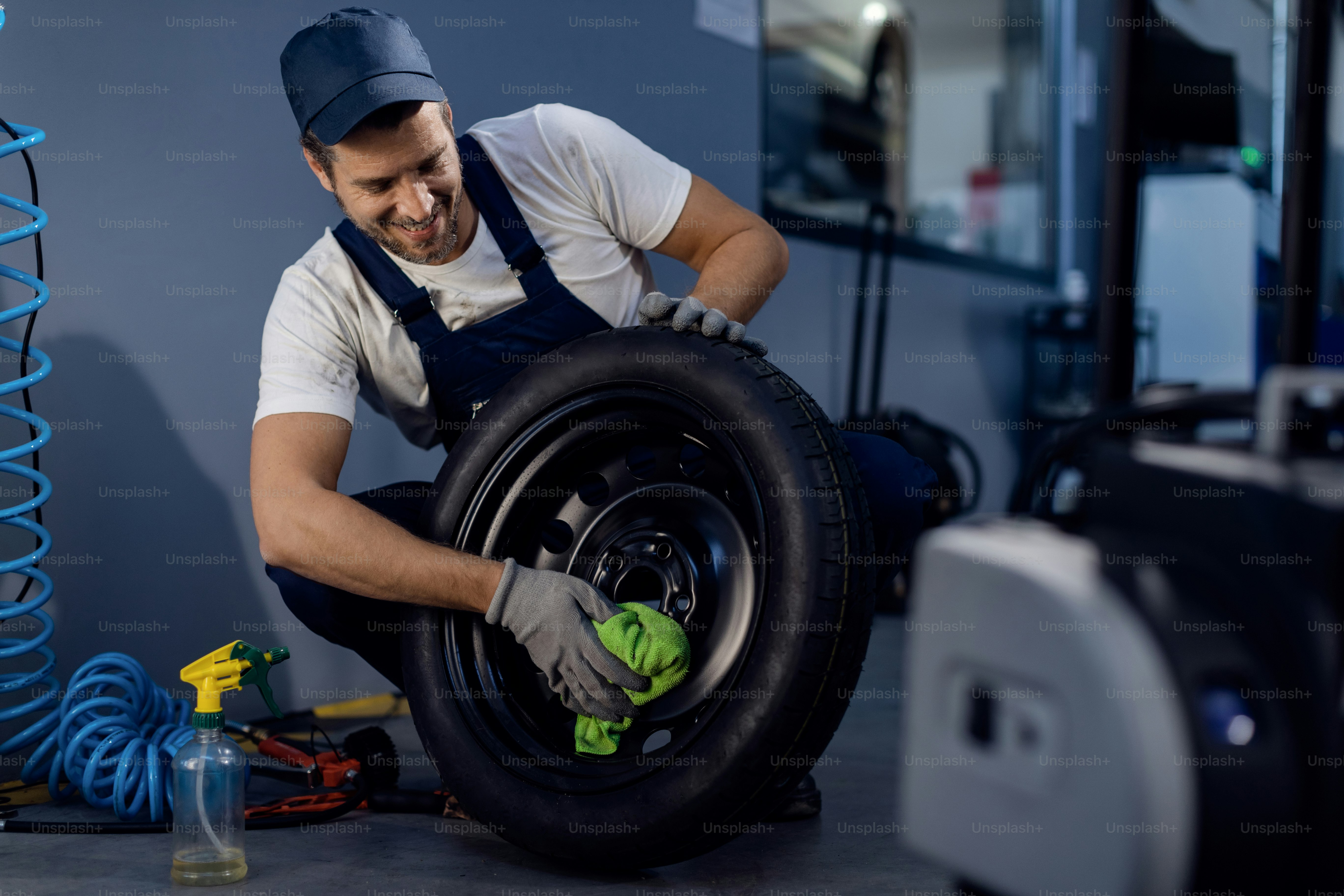 premium_photo-1661547912294-428d3dce482f?ixid=M3wxMjA3fDB8MXxzZWFyY2h8MTd8fGVtZXJnZW5jeSUyMHR5cmUlMjByZXBhaXIlMjBiaXJtaW5naGFtfGVufDB8fHx8MTc2MjgwNjU4Mnww\u0026ixlib=rb-4.1.0