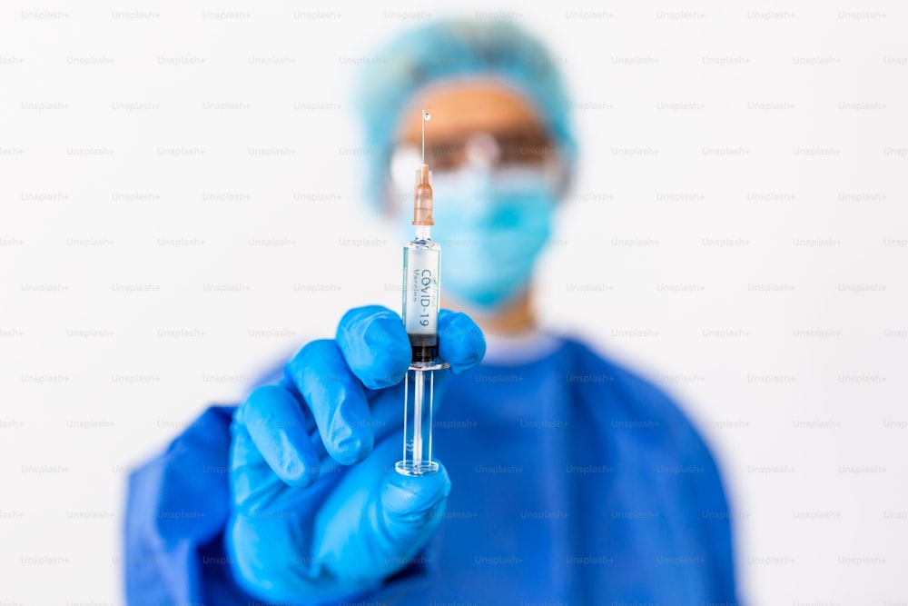 코로나 바이러스 백신 COVID-19의 개발 및 생성 . 코로나바이러스 백신 개념은 의사 파란색 백신 항아리의 손에 있습니다. 백신 코로나 바이러스와의 싸움의 개념.