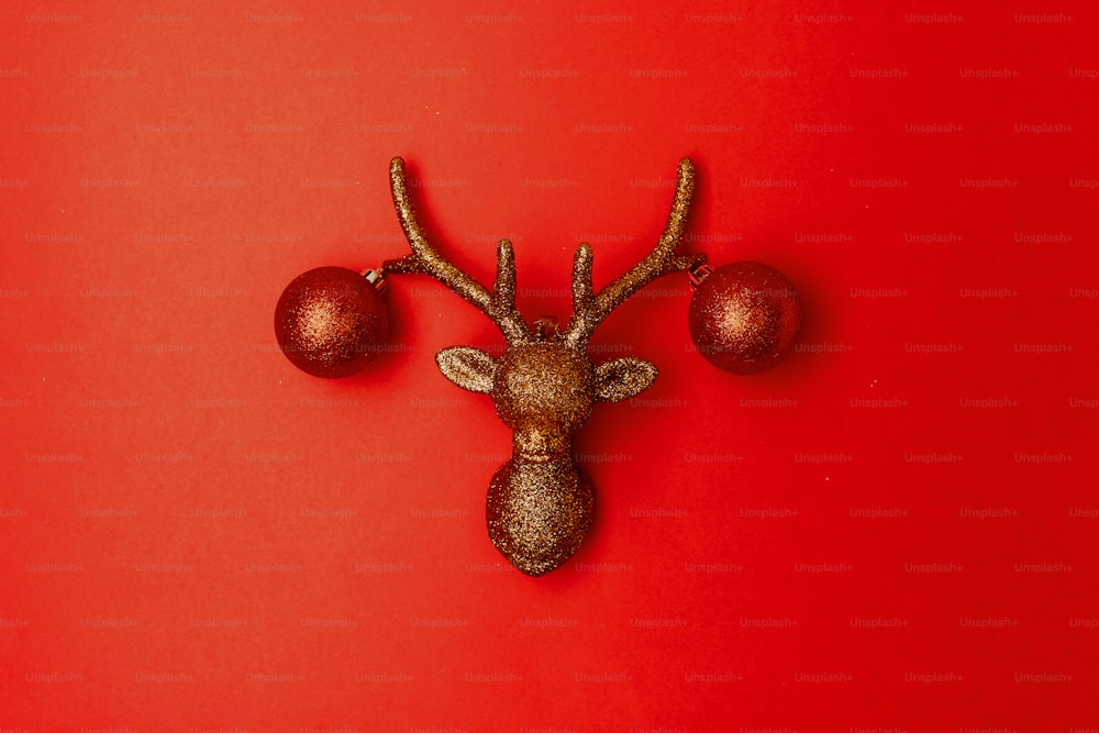 Lay piatto con renna di Natale su sfondo rosso.