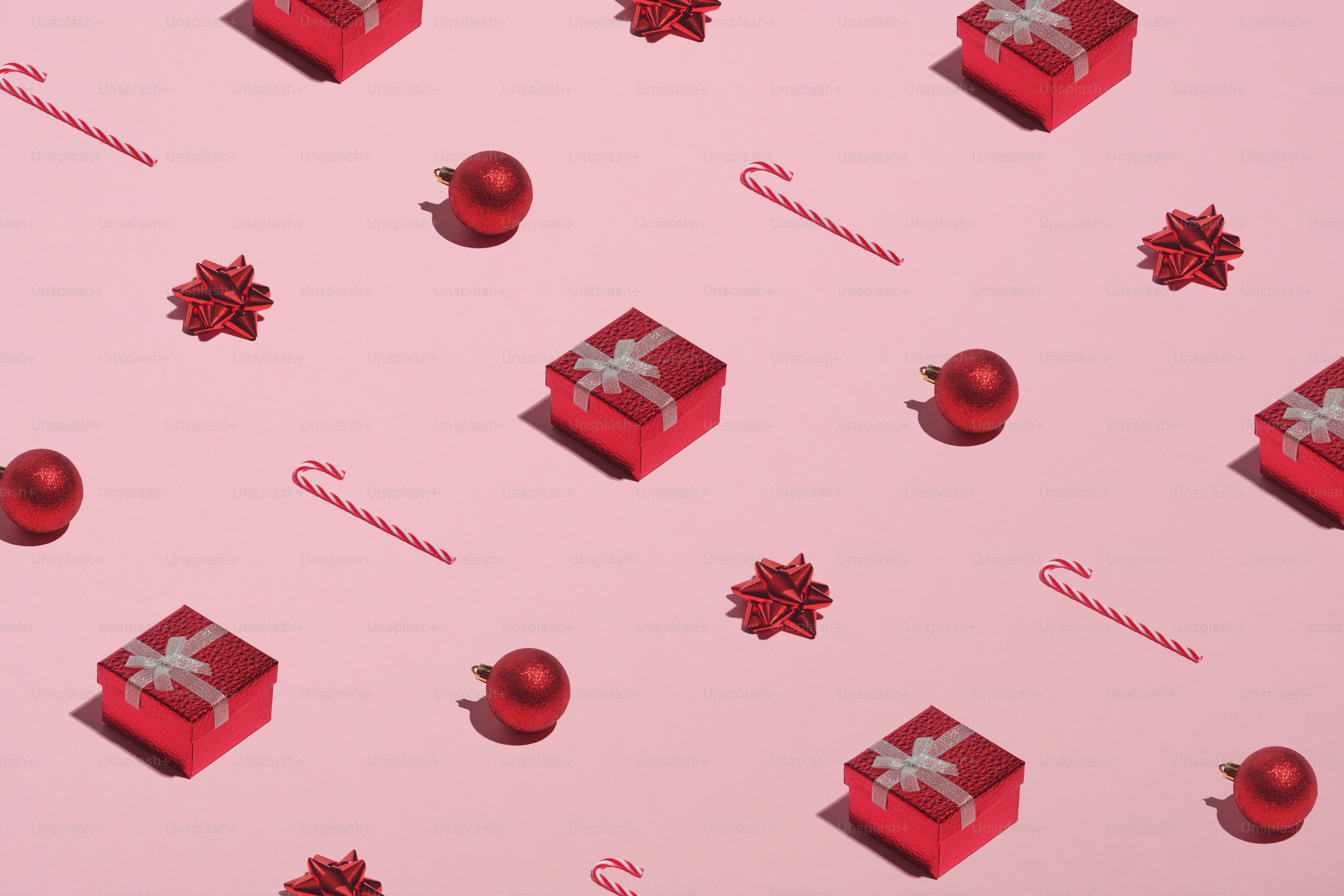 Padrão de Natal feito de caixas de presente vermelhas, bengalas de doces,  bolas, decorações no fundo rosa. Conceito de Natal, Ano Novo, férias de  inverno. foto – Imagem sobre Natal na Unsplash, image size:3000x2000