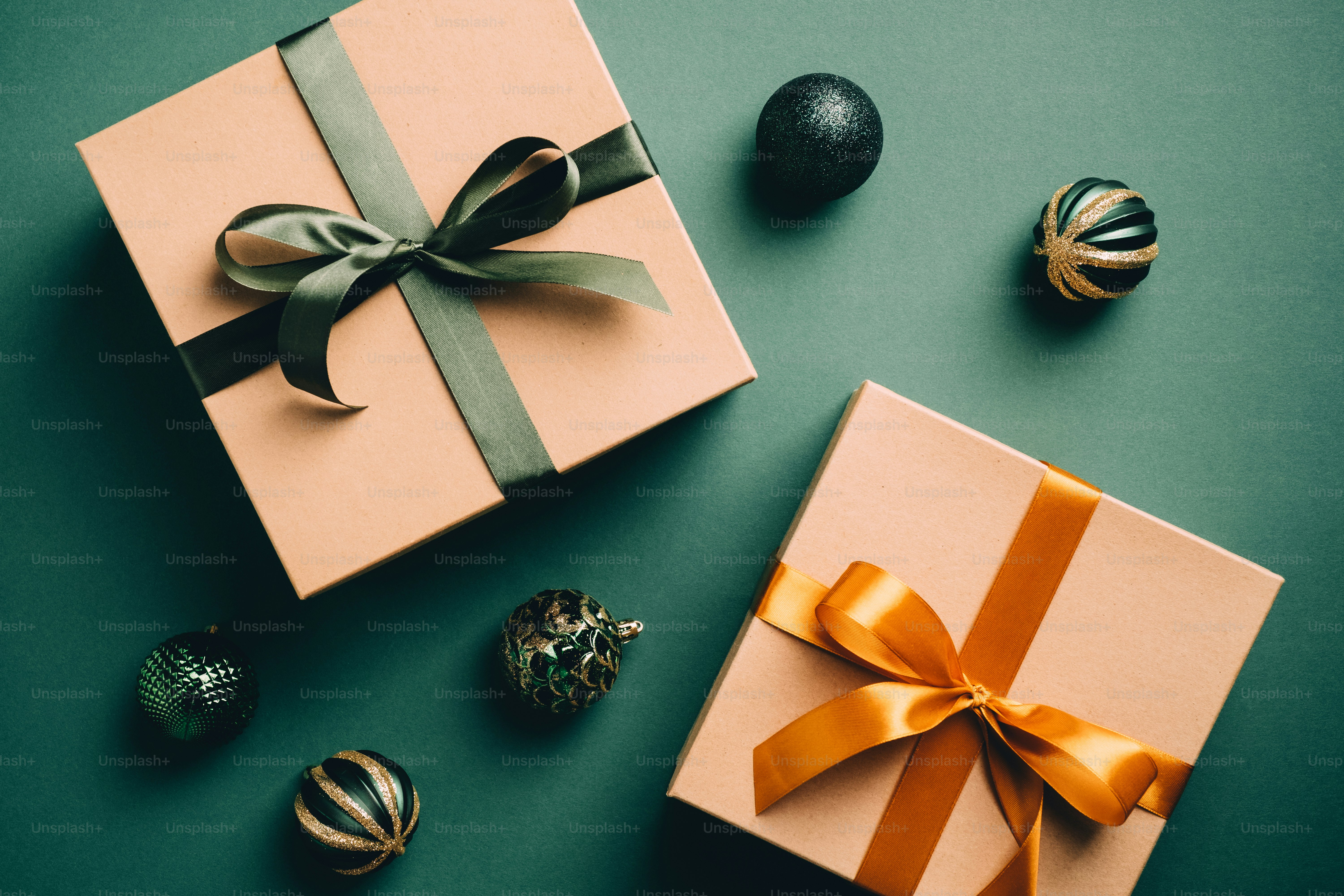 Composition de Noël vintage avec des boîtes-cadeaux en carton et des boules sur fond vert foncé. Style rétro. Pose à plat.