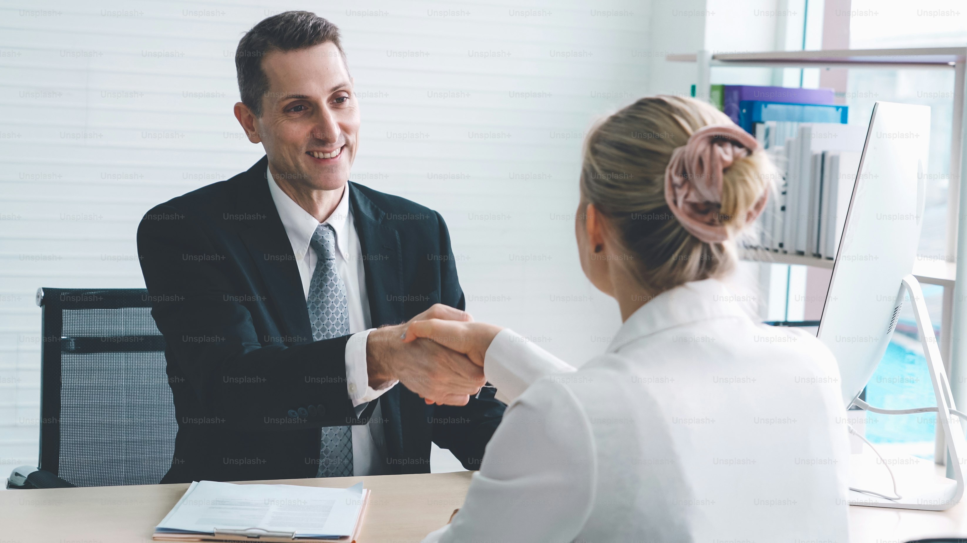 Foto zum Thema Handschlag für Arbeitssuchende und Manager im ...