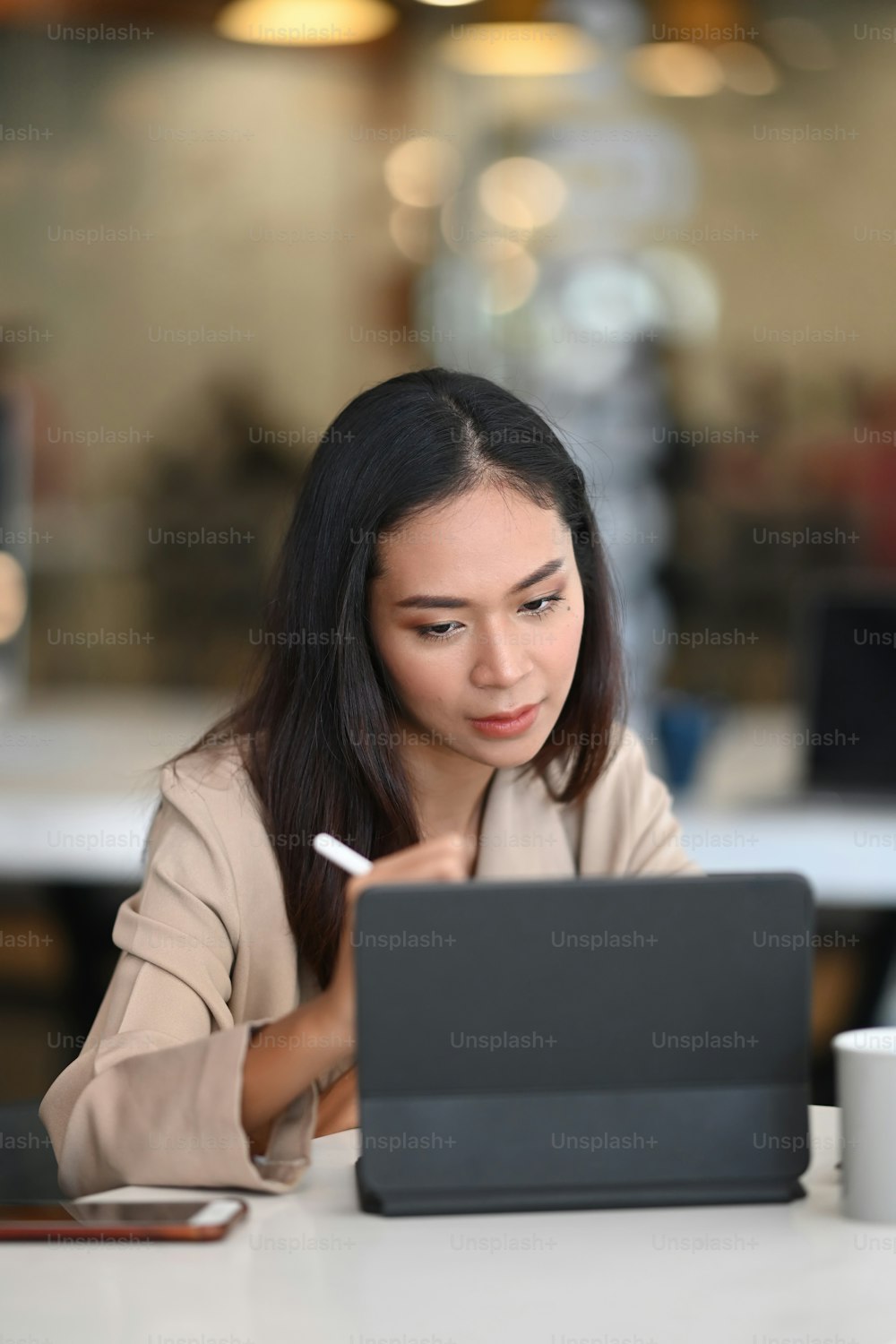 Porträt einer attraktiven Geschäftsfrau arbeitet auf Computer-Tablet im Büro.