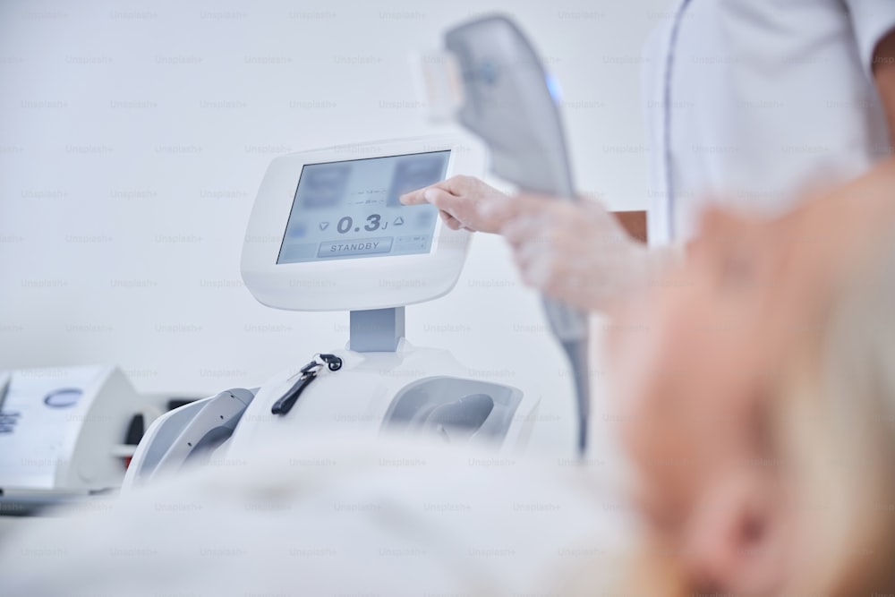 Imagem de perto do interior moderno da clínica de beleza com a melhor máquina de ultrassom para o cuidado da pele e tratamento anti envelhecimento no salão de beleza