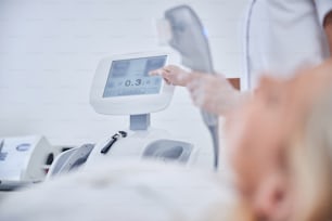 Nahaufnahme des modernen Interieurs der Schönheitsklinik mit bestem Ultraschallgerät für Hautpflege und Anti-Aging-Behandlung im Schönheitssalon