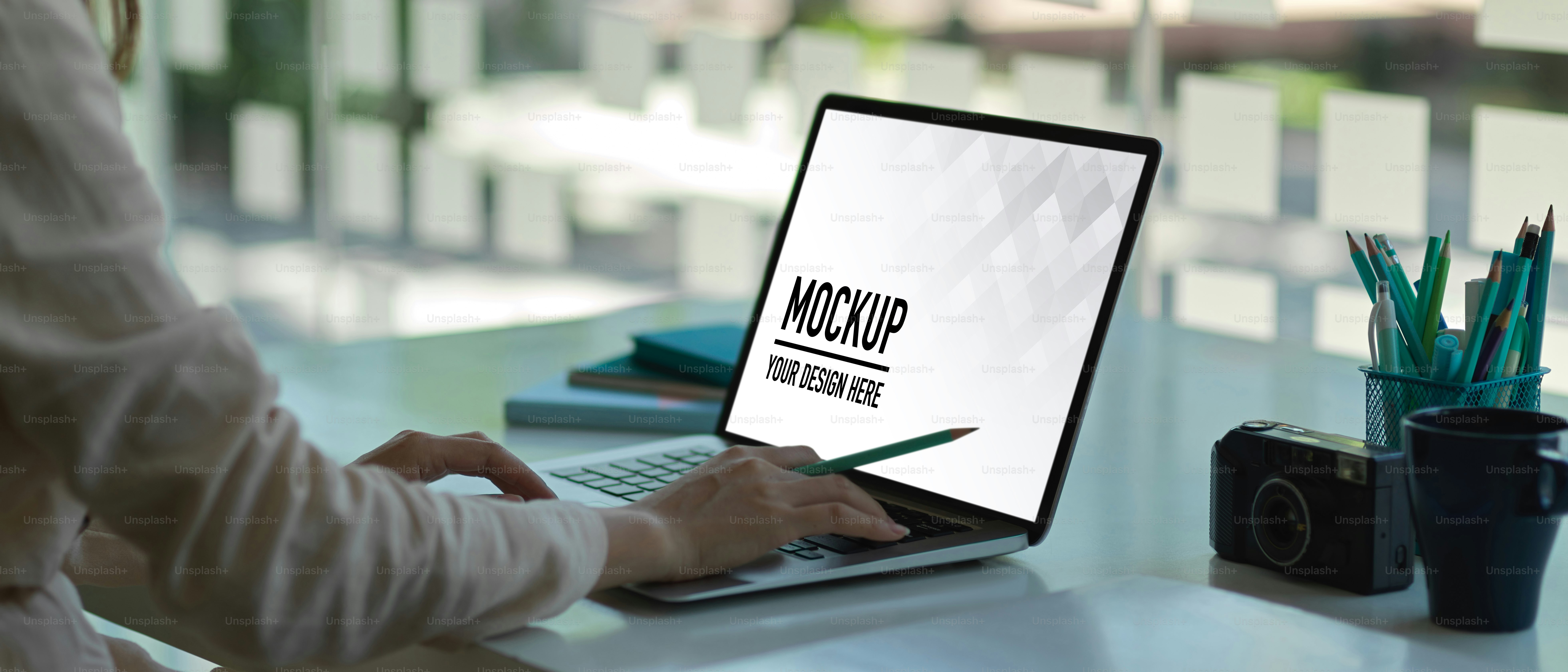 Vista ravvicinata delle mani femminili che lavorano con il computer portatile mock up sulla scrivania dell'ufficio