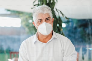 Anciano latino con mascarilla listo para la vacuna contra la pandemia de coronavirus covid en la Ciudad de México