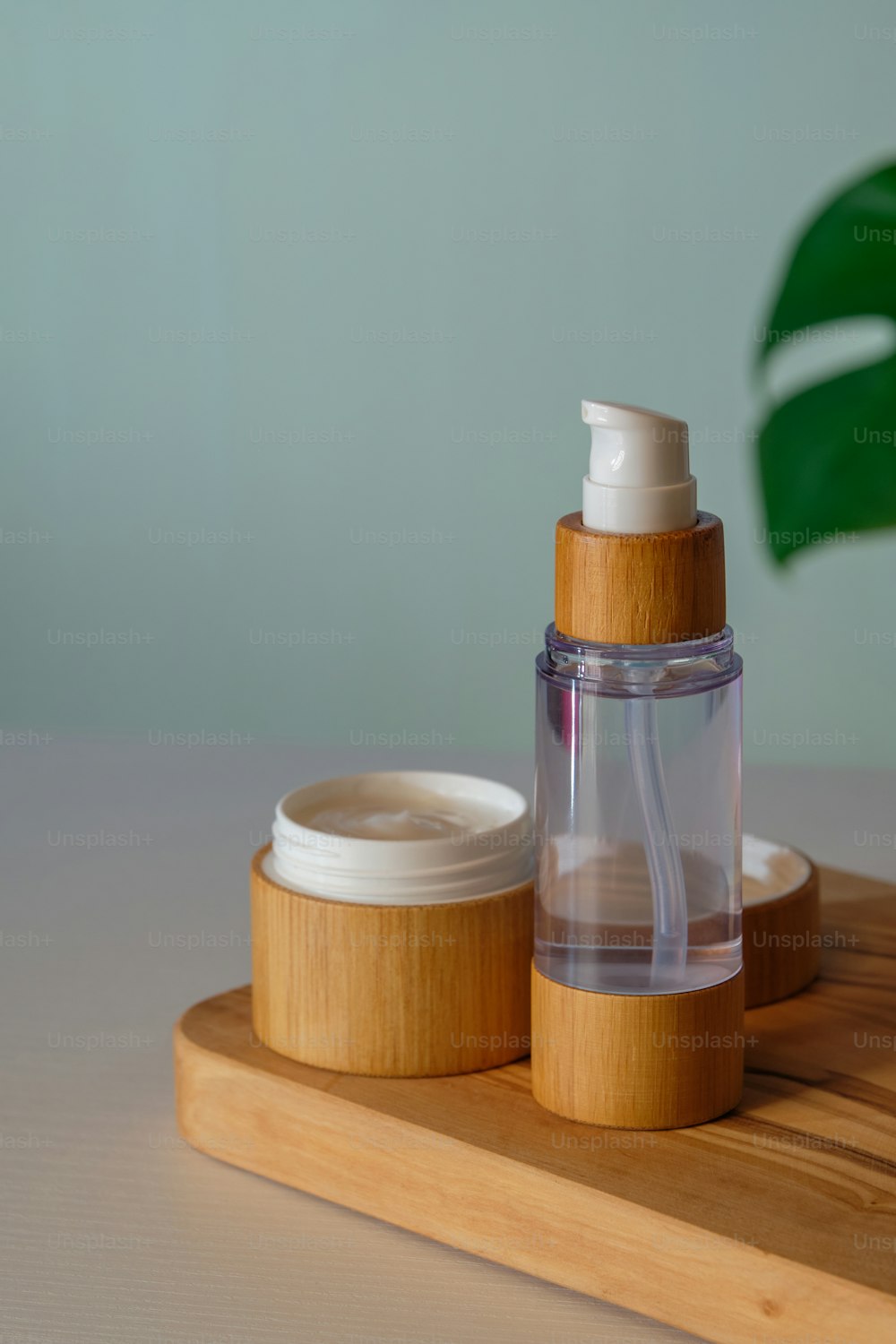 Set de cosmética natural. Crema hidratante en tarro de bambú ecológico y loción corporal. Diseño de empaque de productos orgánicos para el cuidado de la piel.