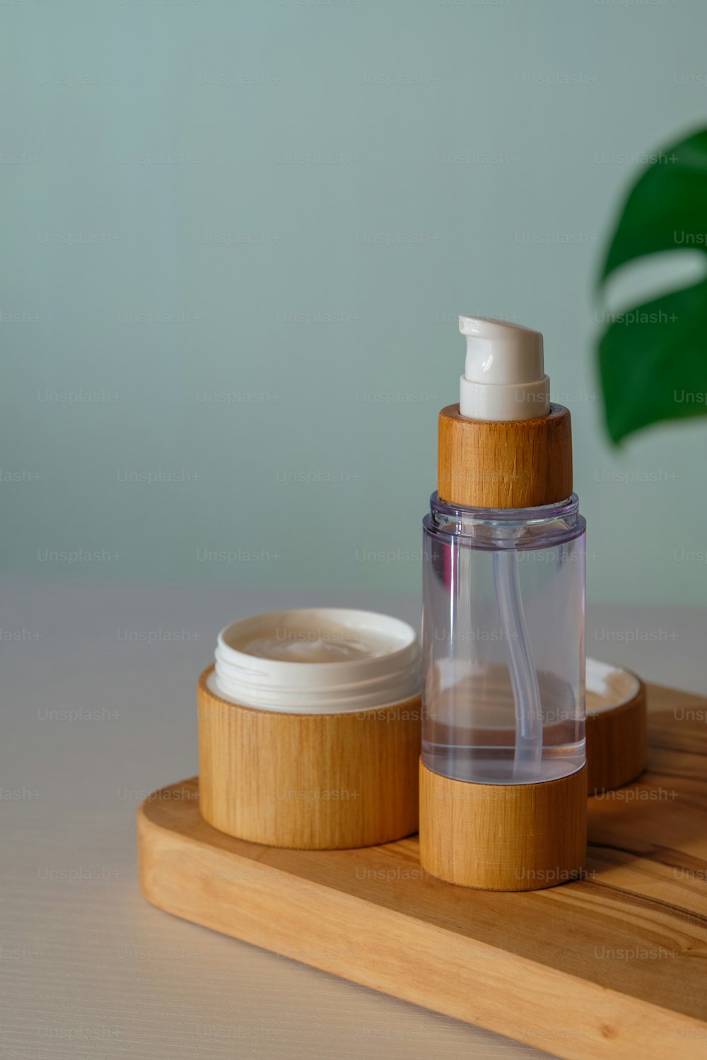 Conjunto de cosmética natural. Crema hidratante en tarro de bambú ecológico y loción corporal. Diseño de envases de productos orgánicos para el cuidado de la piel.