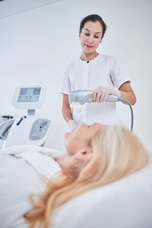 Tratamiento facial en cabina de spa