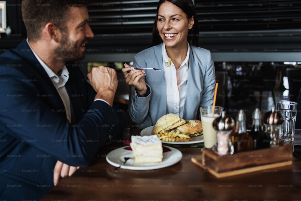 현대적인 카페 바 또는 레스토랑에 앉아 커피를 마시는 행복한 커플 남자와 여자.