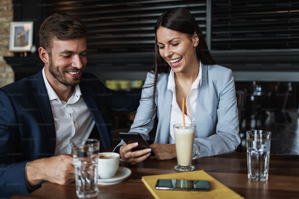 현대적인 카페 바 또는 레스토랑에 앉아 커피를 마시는 행복한 커플 남자와 여자.