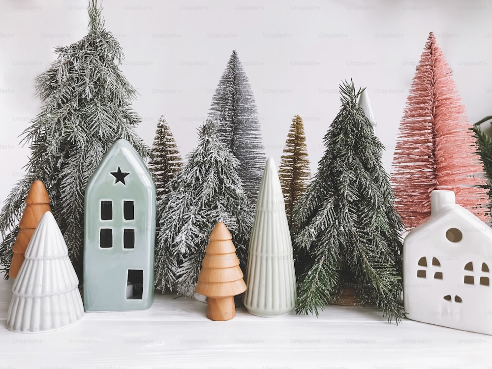 크리스마스 장면, 나무와 흰색 소박한 배경에 집들.  즐거운 휴일과 메리 크리스마스! 미니어처 크리스마스 트리와 다른 집들.