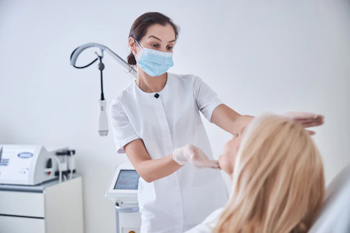 Consulta médica en clínica estética