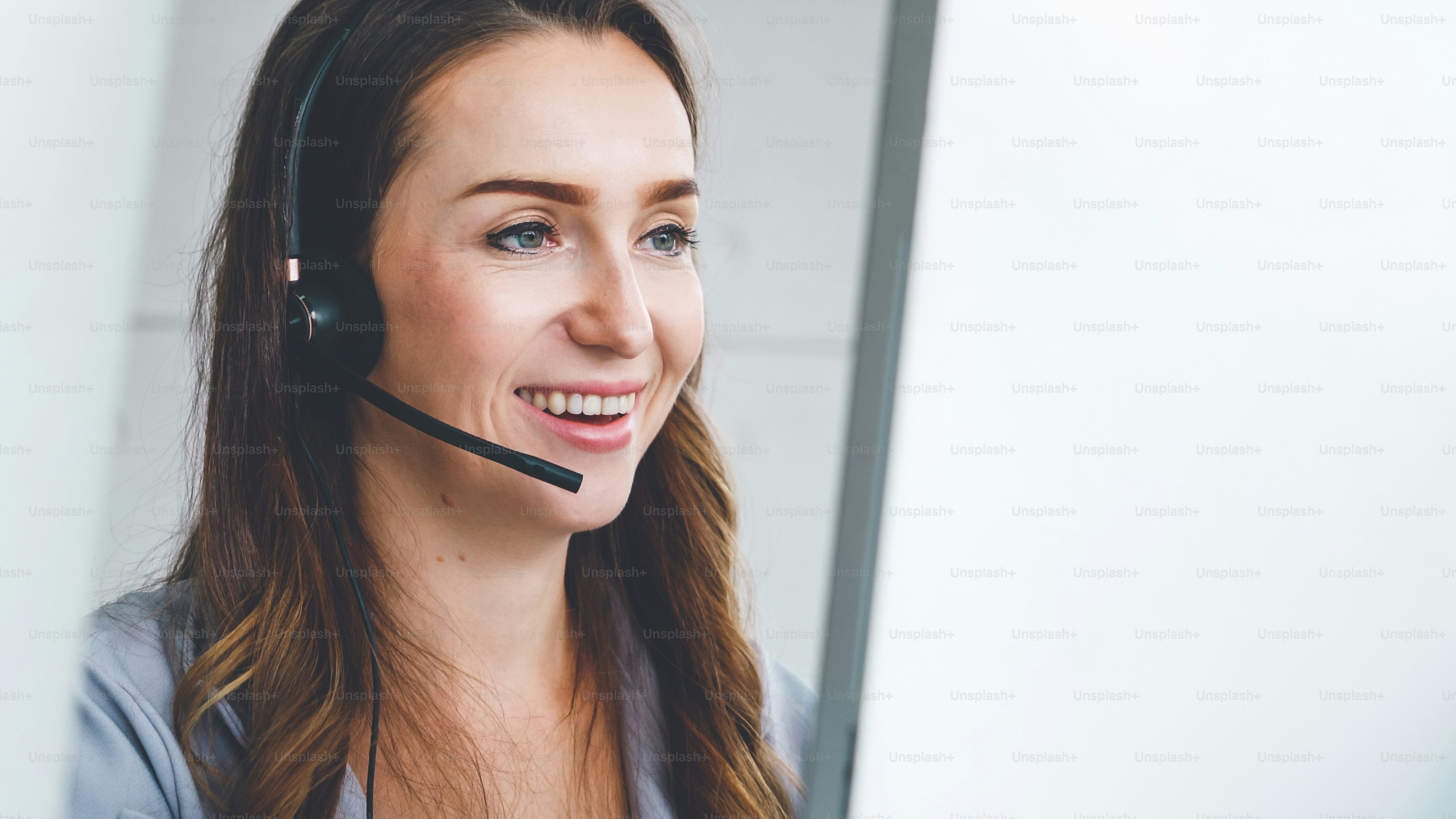 Geschäftsleute, die ein Headset tragen, arbeiten im Büro, um entfernte Kunden oder Kollegen zu unterstützen. Call-Center, Telemarketing, Kundendienstmitarbeiter bieten Service auf Telefon-Videokonferenz-Anruf.
