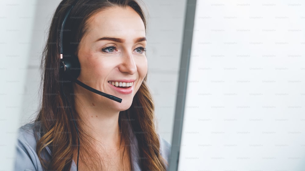 원격 고객 또는 동료를 지원하기 위해 사무실에서 일하는 헤드셋을 착용한 비즈니스 사람들. 콜센터, 텔레마케팅, 고객 지원 상담원은 전화 화상 회의 서비스를 제공합니다.