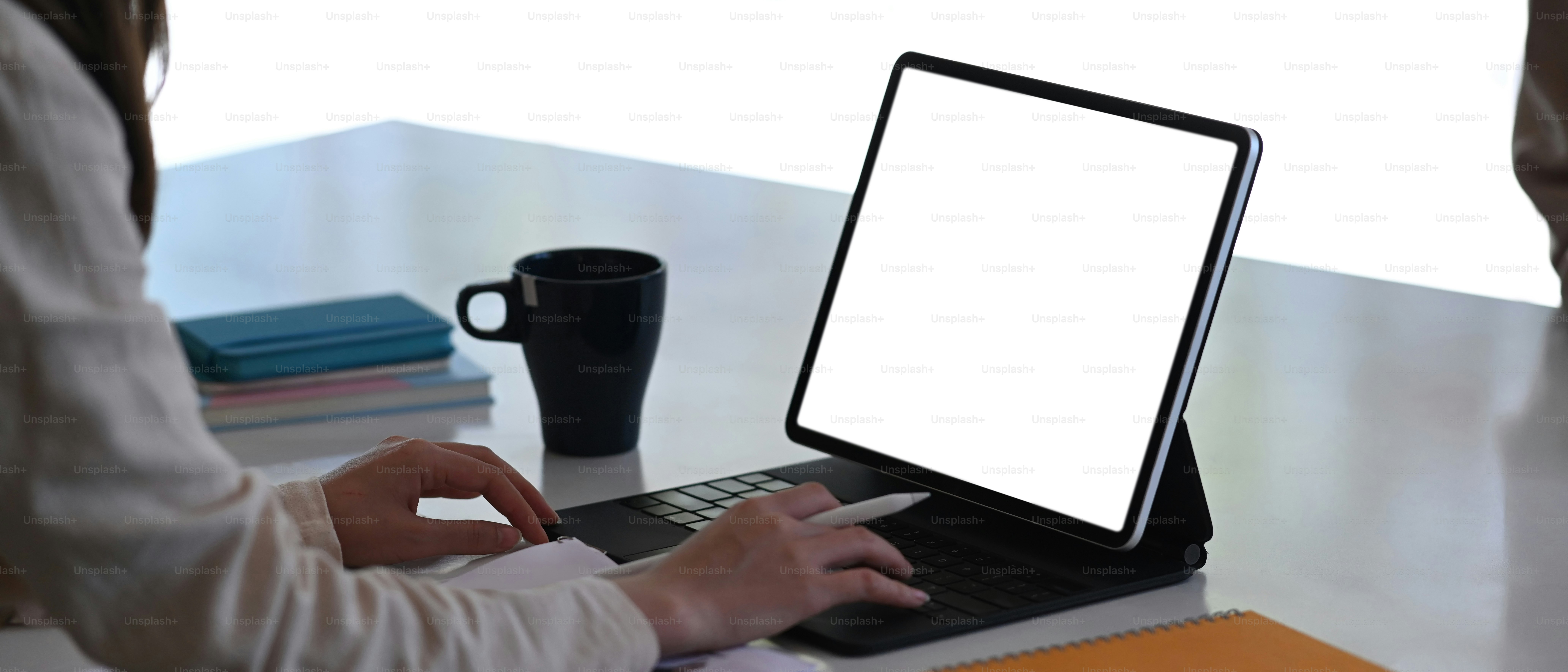 premium_photo-1661575135604-c3c34b7c0b8a?ixid=M3wxMjA3fDB8MXxzZWFyY2h8MTd8fGFtYXRldXIlMjB3ZWJjYW0lMjBzaG93c3xlbnwwfHx8fDE3MzI1MDU5OTR8MA\u0026ixlib=rb-4.0.3