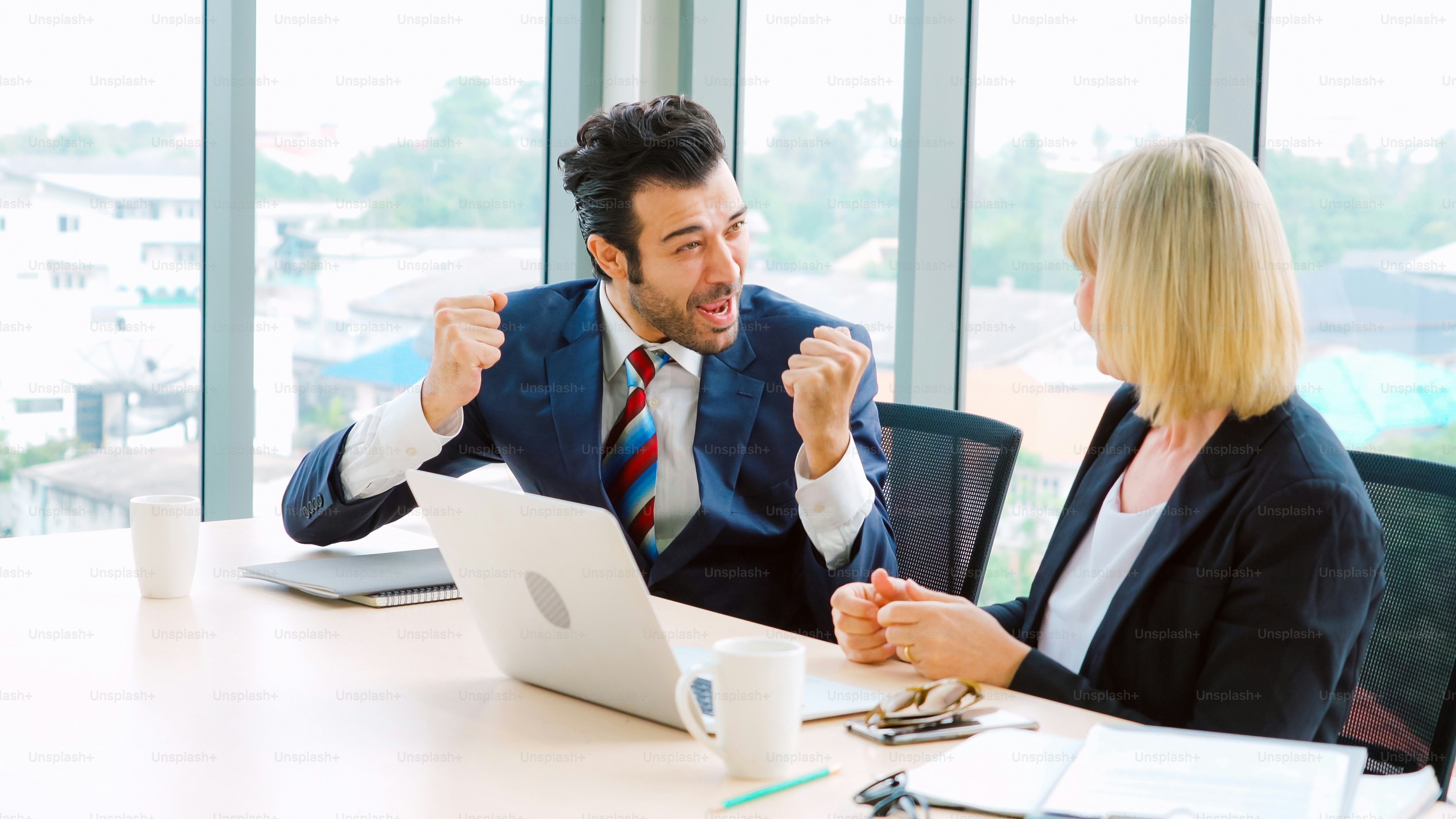 Dois empresários felizes comemoram na sala de reuniões do escritório. Empresário bem-sucedido parabeniza o sucesso do projeto com o colega no local de trabalho moderno enquanto conversa sobre o relatório de dados financeiros.