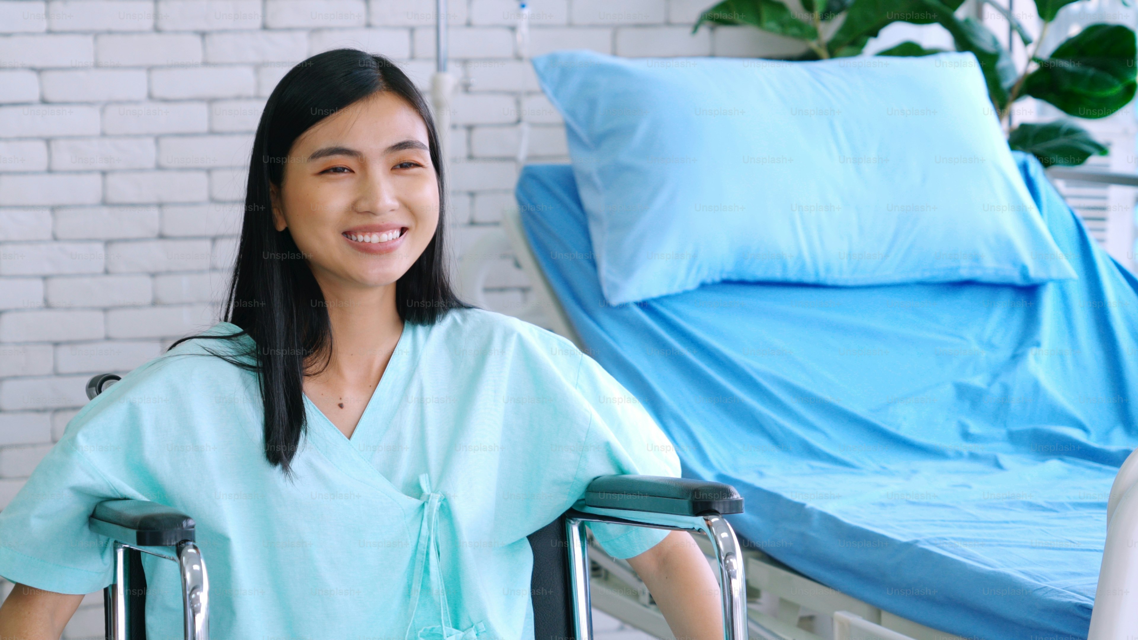 病棟で車椅子に乗った若い幸せなアジア人女性。医療ヘルスケアと患者治療のコンセプト。の写真 病院 Unsplashの写真
