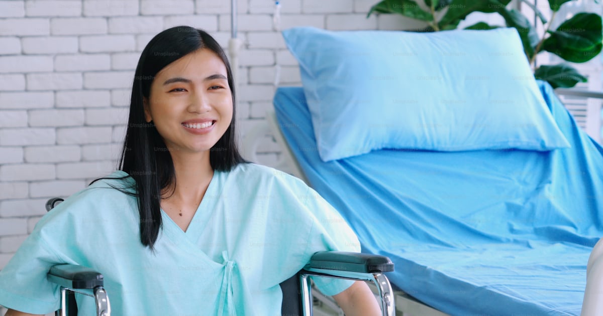 病棟で車椅子に乗った若い幸せなアジア人女性。医療ヘルスケアと患者治療のコンセプト。の写真 病院 Unsplashの写真