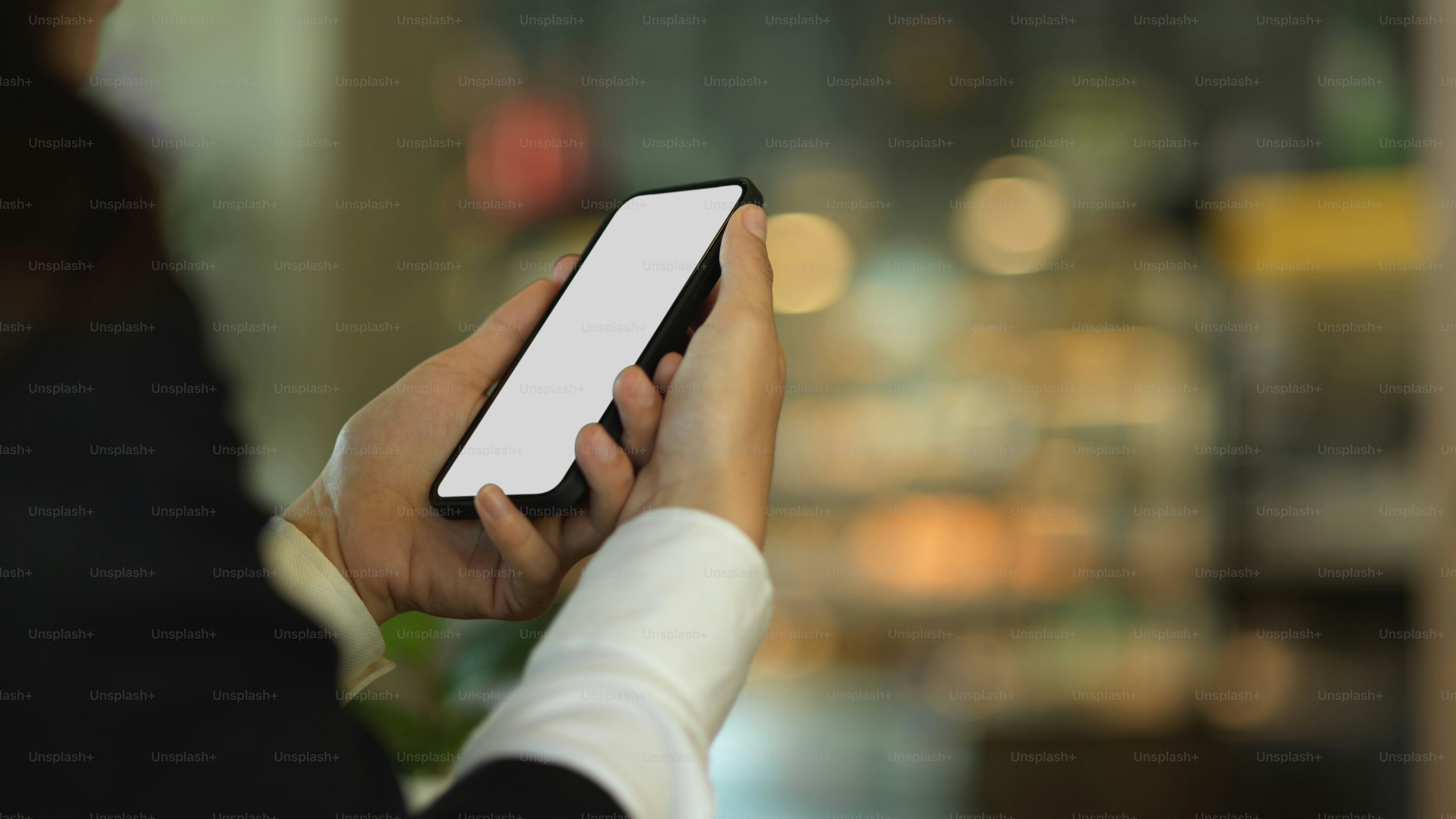 Vista laterale della donna d'affari che utilizza lo smartphone in uno sfondo sfocato, include il percorso di ritaglio