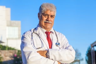Médico sênior de homem latino em um hospital mexicano na cidade do México ou na América Latina