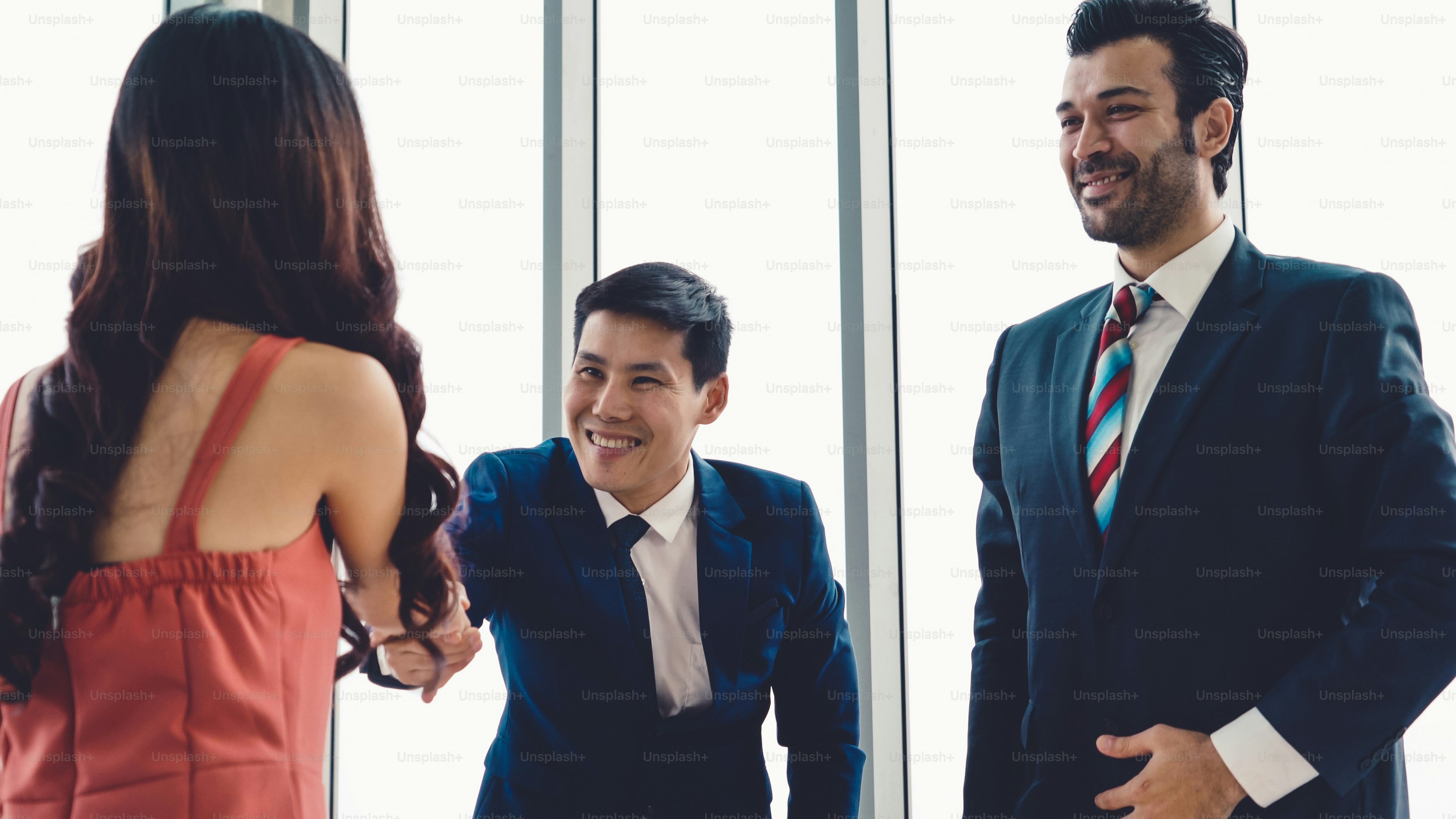 Stretta di mano del cercatore di lavoro e del manager nella riunione del colloquio di lavoro presso l'ufficio aziendale. Il giovane intervistato alla ricerca di un'opportunità di lavoro professionale di carriera. Risorse umane e concetto di reclutamento.