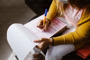 Mulher latina mãos escrevendo e assinando um documento ou um questionário na América do Sul