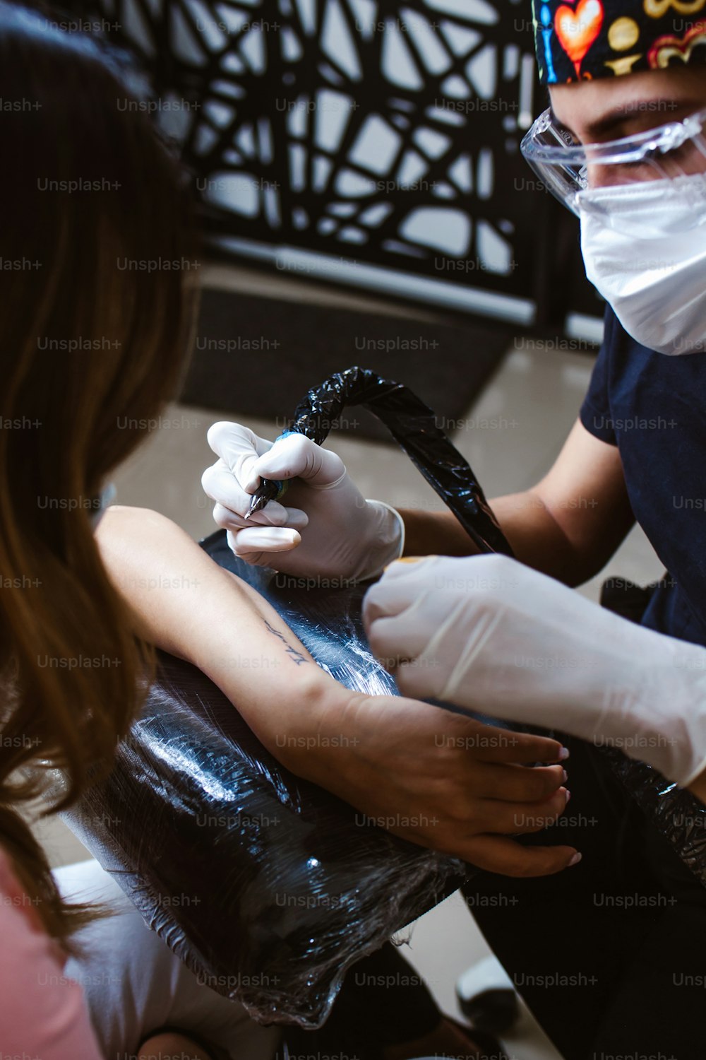 maestro del tatuaggio della donna latina che mostra un processo di tatuaggio di creazione a Città del Messico