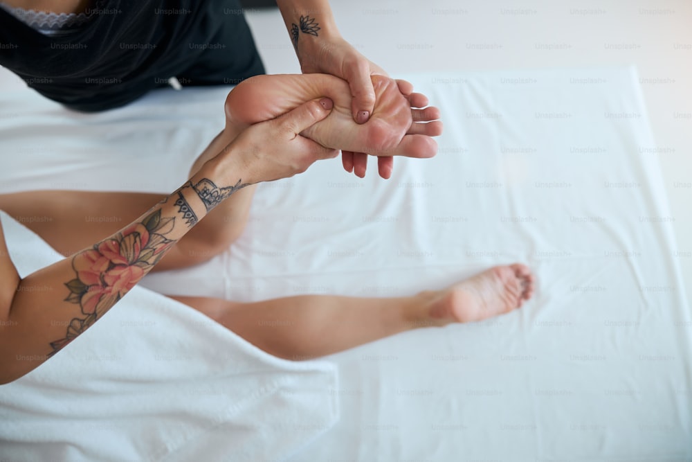 Ritratto ravvicinato di piedi sani dopo il trattamento di massaggio in clinica medica con fisioterapista