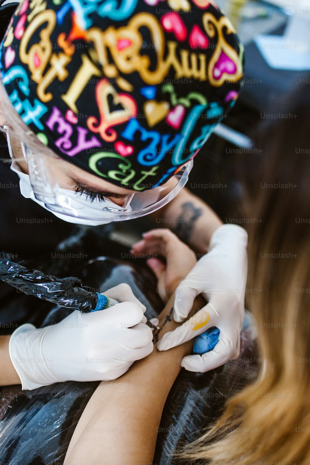 멕시코 시티에서 문신의 창조 과정을 보여주는 라틴 여자 문신 마스터
