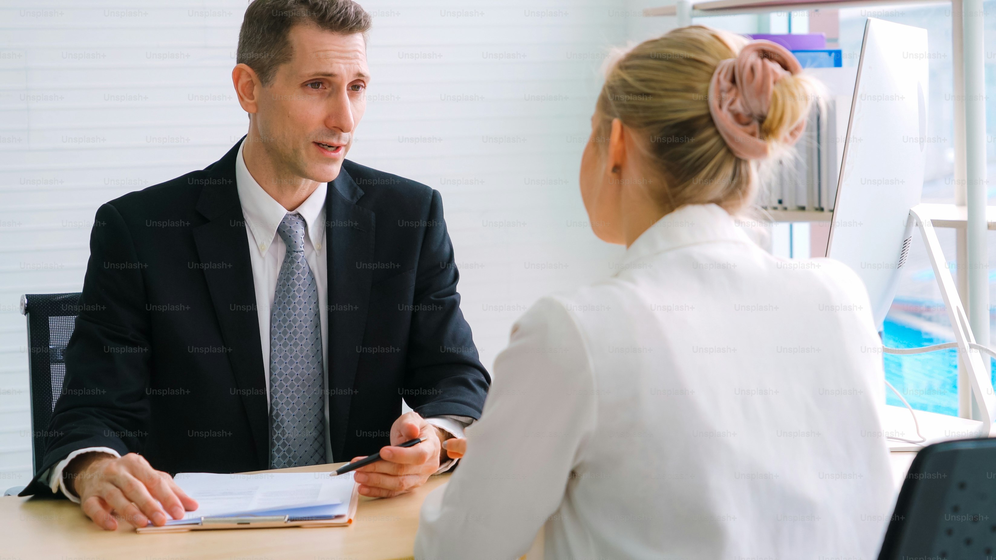 求職者との面接面談専門的なキャリアの仕事の機会を求めている若いインタビュー対象者。人的資源と採用のコンセプト。