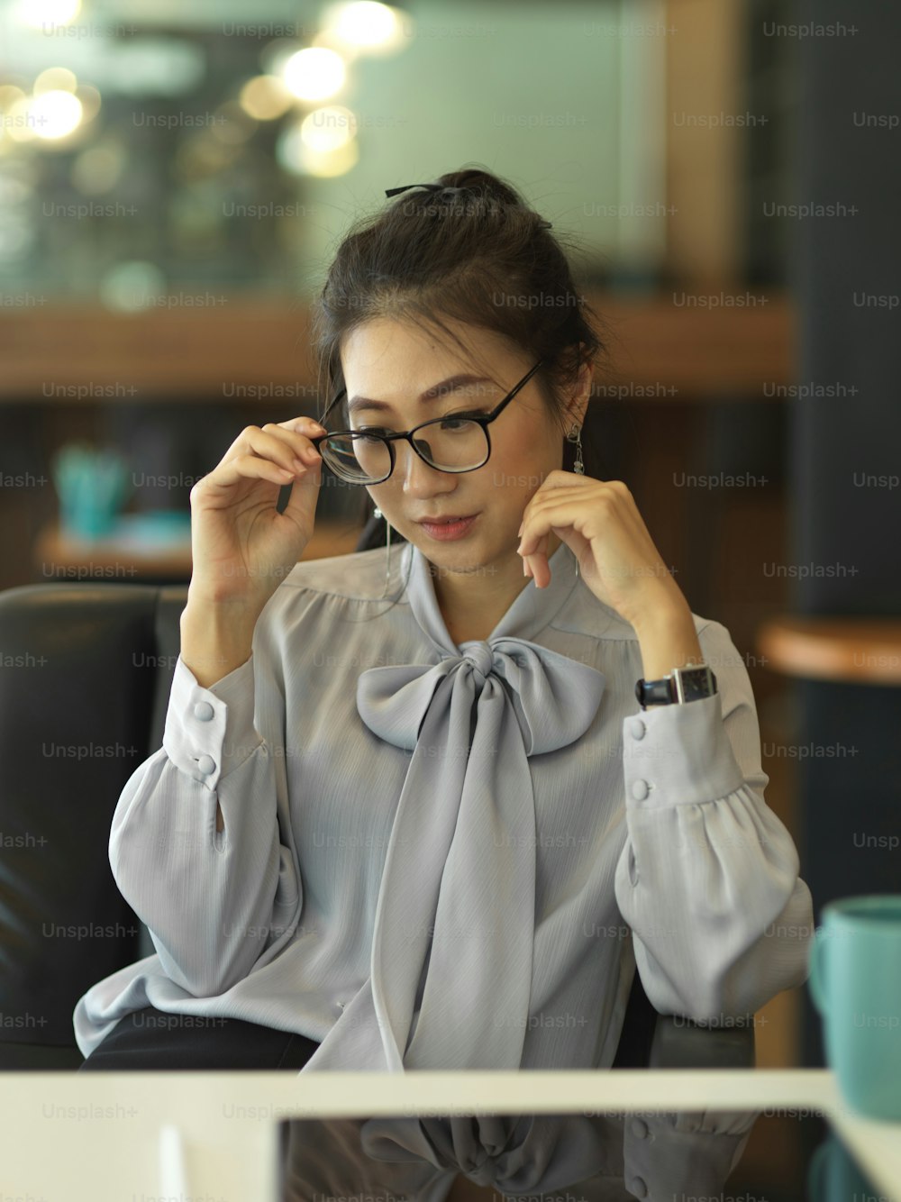 Ritratto di donna d'affari che si toglie gli occhiali per rilassarsi dal lavoro nella stanza dell'ufficio