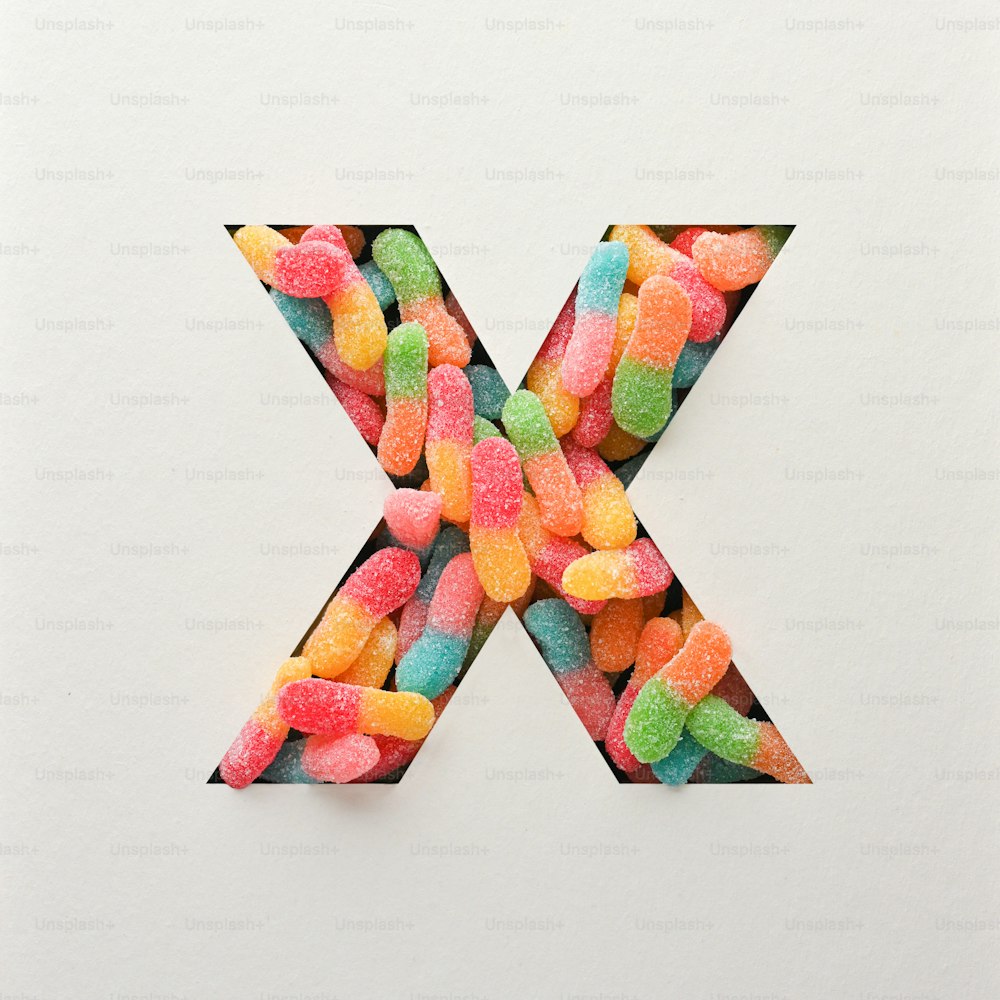 Design colorato del carattere, carattere dell'alfabeto astratto con gelatina, tipografia realistica - X