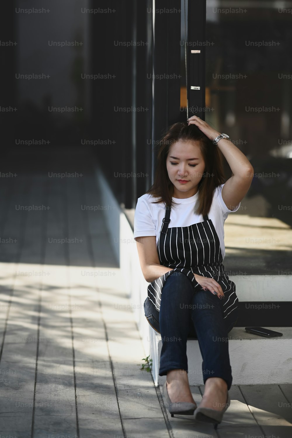 Retrato de una mujer emprendedora de una pequeña empresa que se siente estresada debido a las condiciones económicas.