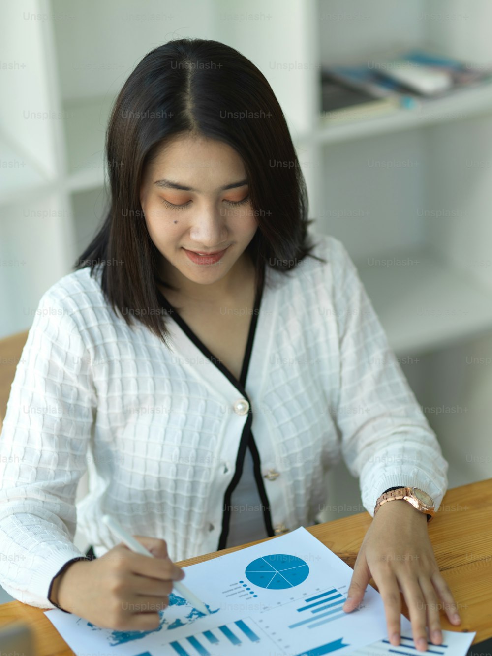 Porträt einer Geschäftsfrau, die Papierkram im Büroraum liest