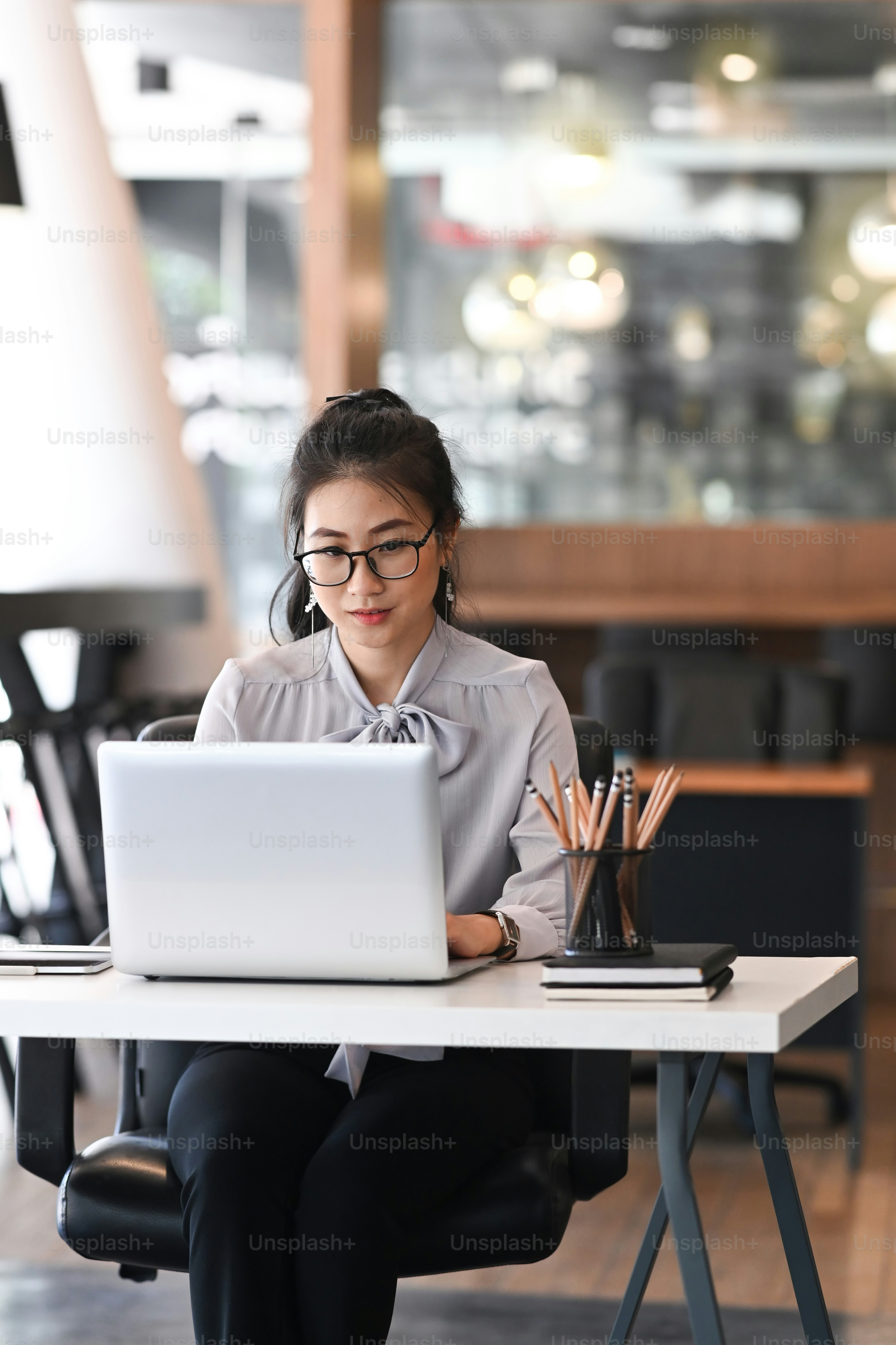 Portrait d’une femme d’affaires travaillant sur un ordinateur portable ...