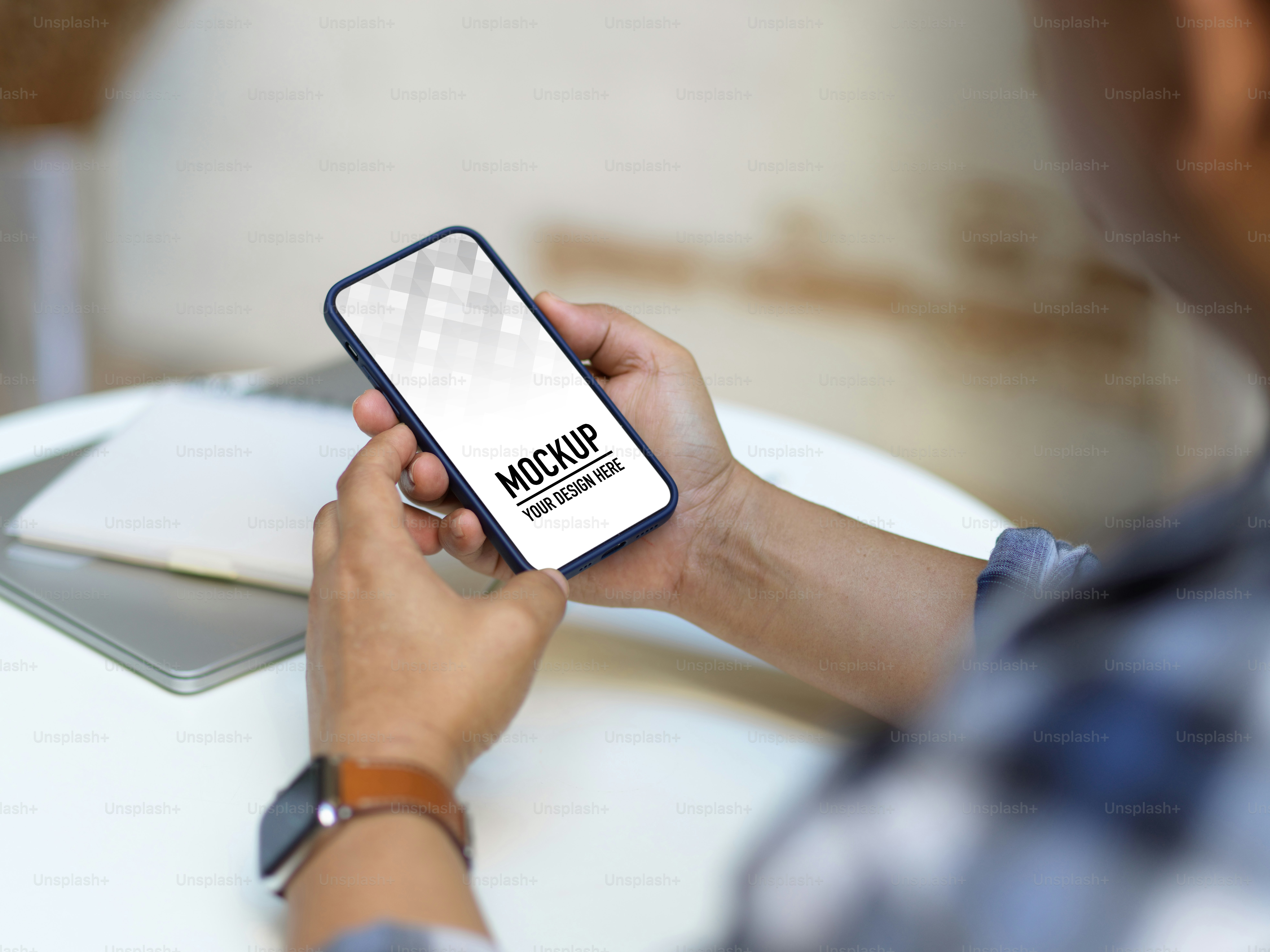 Colpo ritagliato di mani maschili che usano lo smartphone sul tavolino, include il percorso di ritaglio