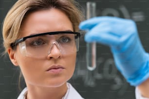 Wissenschaftler bei der Untersuchung von Substanzen im Reagenzglas in einem Labor während der Forschungsarbeiten.