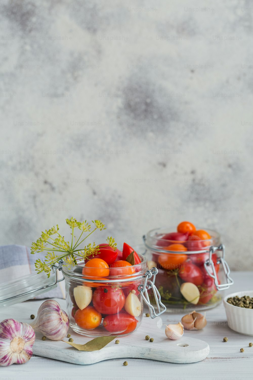 自家製缶詰。素朴なスタイルのキッチンテーブルの上のディルとトマトのピクルスの材料。冬の野菜サラダ。