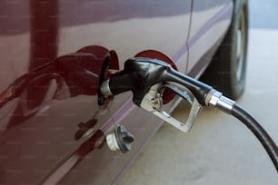 Pompage de carburant d’essence dans le transport de voiture à la station-service