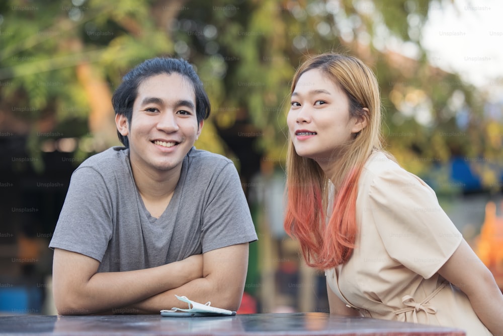 Jeune couple asiatique parlant en plein air