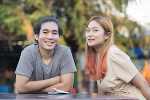 Junges asiatisches Paar im Gespräch im Freien