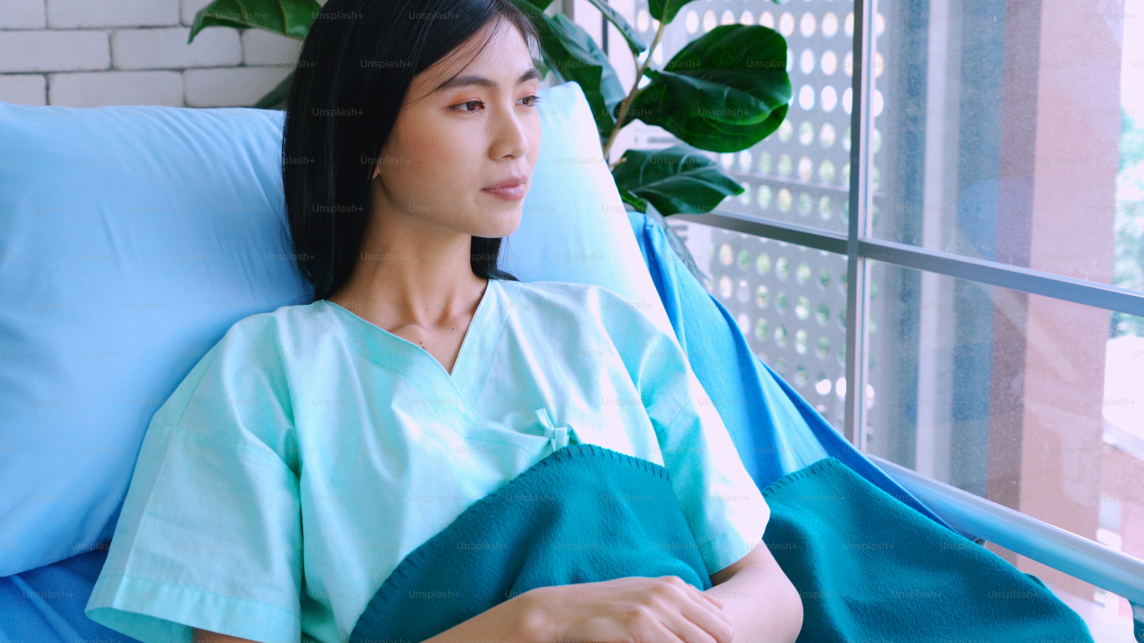 병원 병동에서 잘 개선되는 행복한 환자. 건강 관리, 의료 및 좋은 병원 서비스 개념