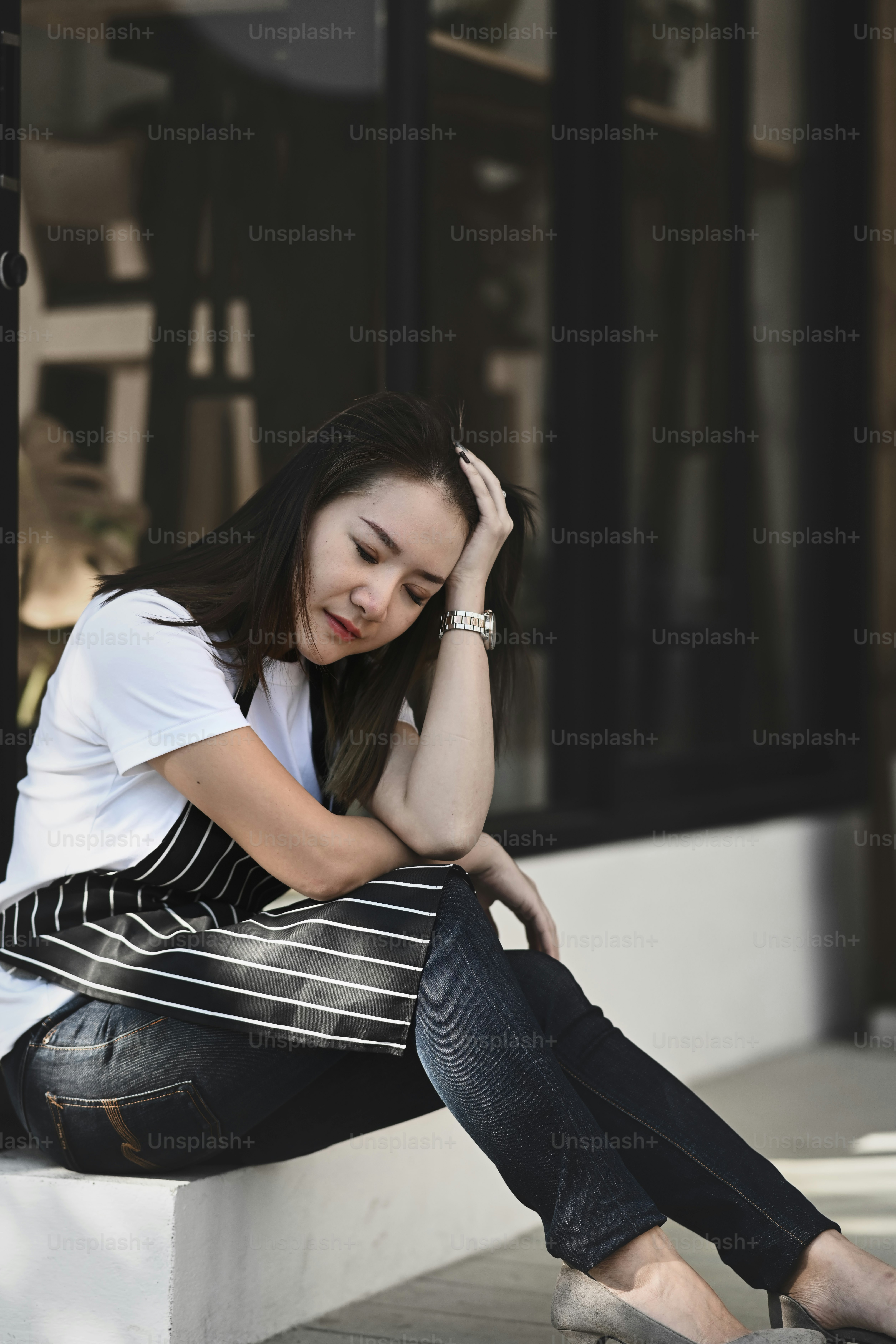 Asiatische Coffeeshop-Besitzerin gestresst und enttäuscht von Geschäftsverlusten.